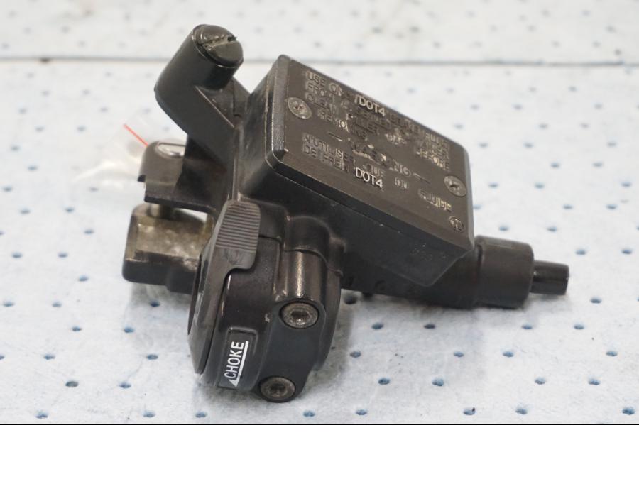 Framsidan på Kopplingshuvudcylinder från en Honda GL 1200 -1987 motorcykel.