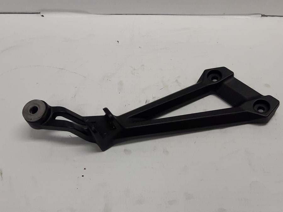 Framsidan på Fotpinnefäste från en Yamaha XJR 1300 -2015 motorcykel.