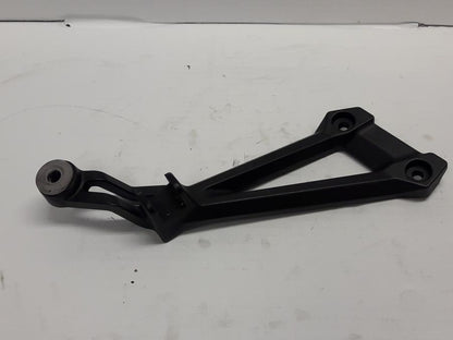 Framsidan på Fotpinnefäste från en Yamaha XJR 1300 -2015 motorcykel.