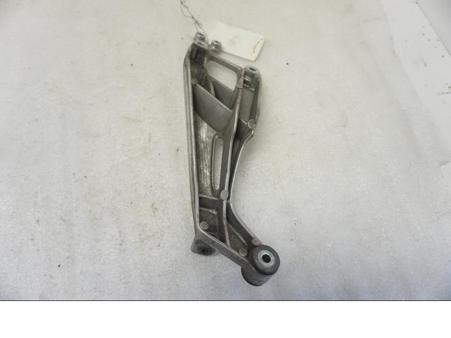 Baksidan på Fotpinnefäste från en Honda CBR 1100 XX -1998 motorcykel.