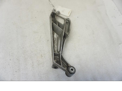 Baksidan på Fotpinnefäste från en Honda CBR 1100 XX -1998 motorcykel.