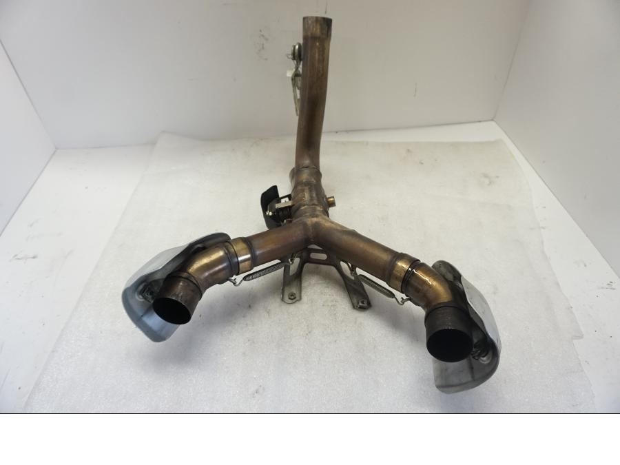 Snett uppifrån på Grenrör från en Ducati Monster 796 -2013 motorcykel.