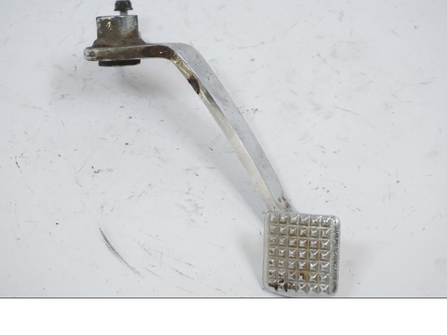 Vänster sida på Bromspedal från en Honda VT 600 C -1995 motorcykel.