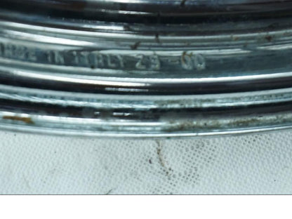 Snett uppifrån på Fälg från en Triumph Bonneville -2001 motorcykel.