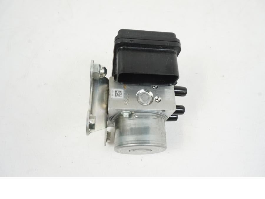 Baksidan på ABS Modulator från en Yamaha MT-10 -2022 motorcykel.