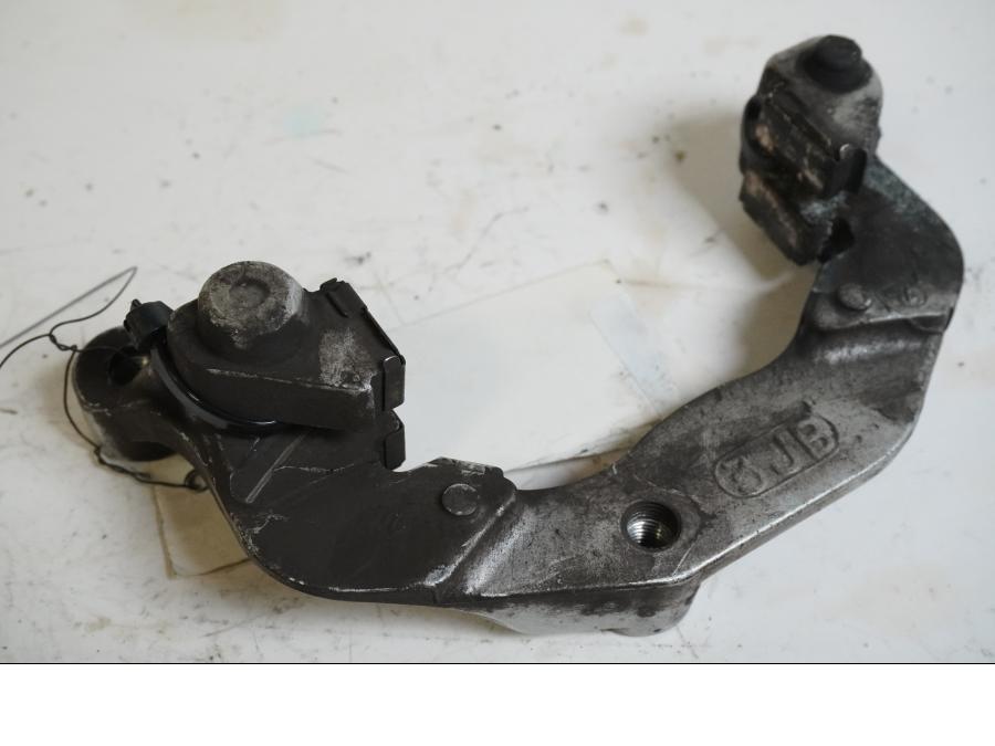 Baksidan på Bromsoksfäste från en Yamaha XV 535 -1999 motorcykel.