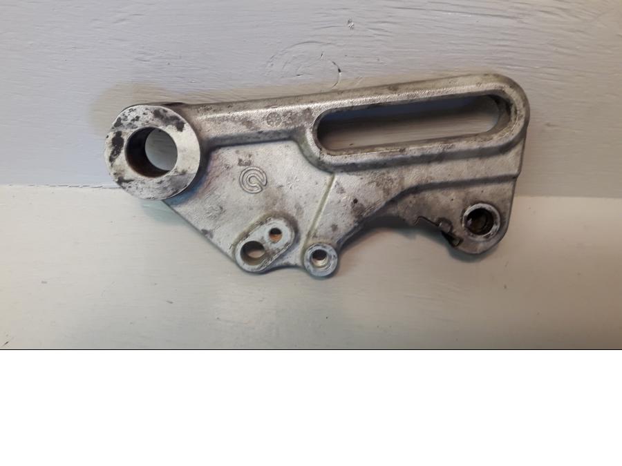 Framsidan på Bromsoksfäste från en BMW F 800 GS -2009 motorcykel.