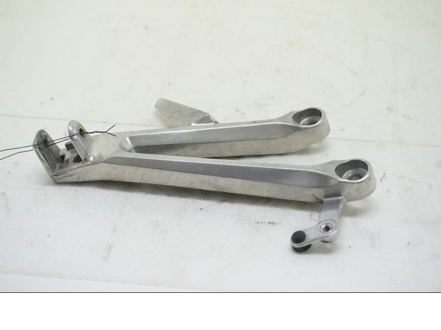 Framsidan på Fotpinnefäste från en Honda CBR 1000 RR -2004 motorcykel.