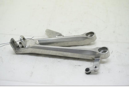 Framsidan på Fotpinnefäste från en Honda CBR 1000 RR -2004 motorcykel.