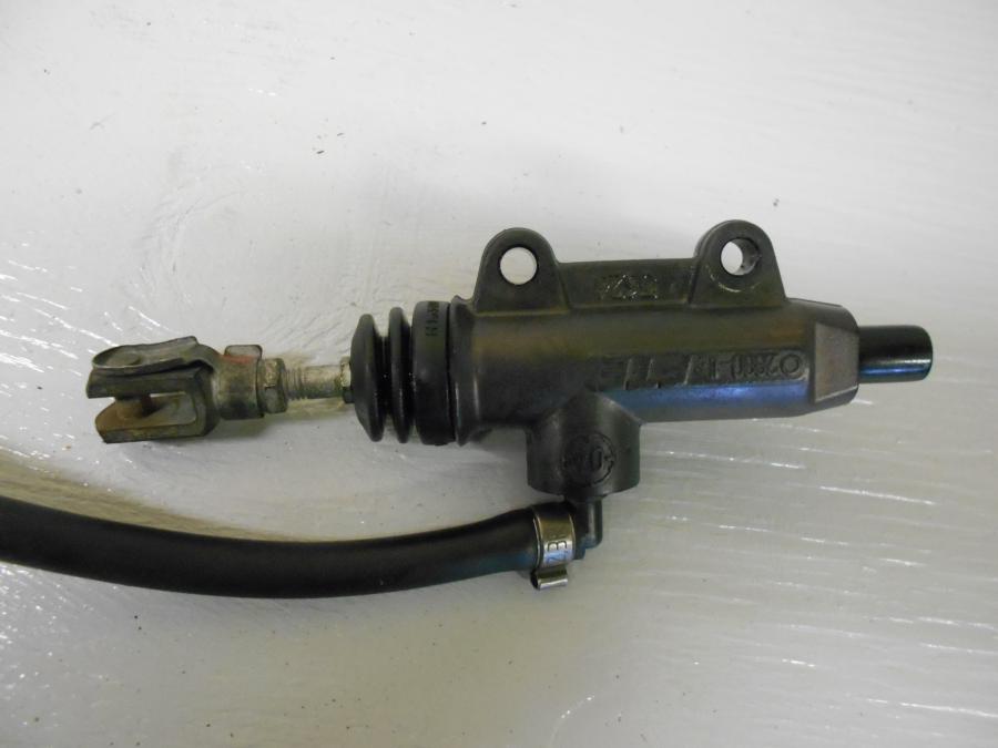 Framsidan på Bromshuvudcylinder från en BMW K 1200 LT -2007 motorcykel.