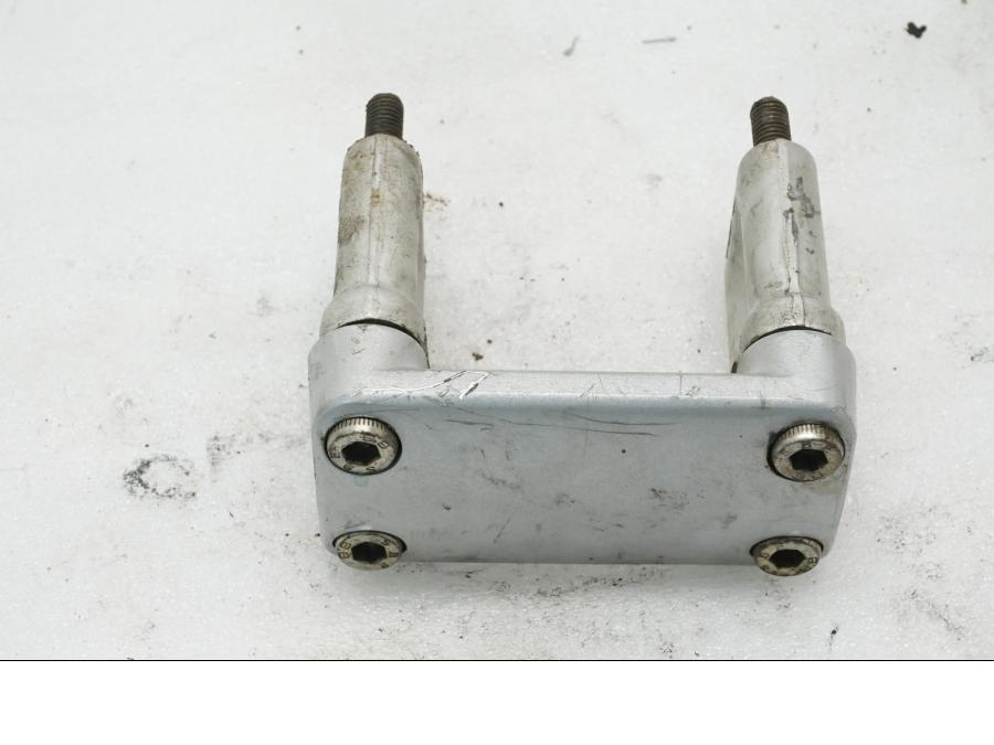 Framsidan på Styrfäste från en Ducati Monster 600 -2001 motorcykel.