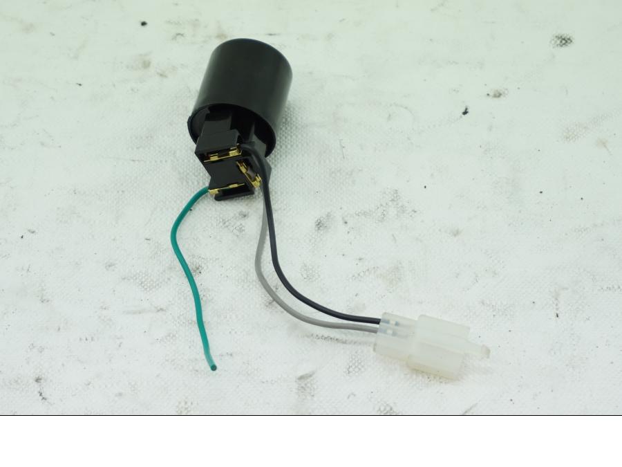 Baksidan på Blinkersrelä från en Kawasaki ZX-6R -2004 motorcykel.