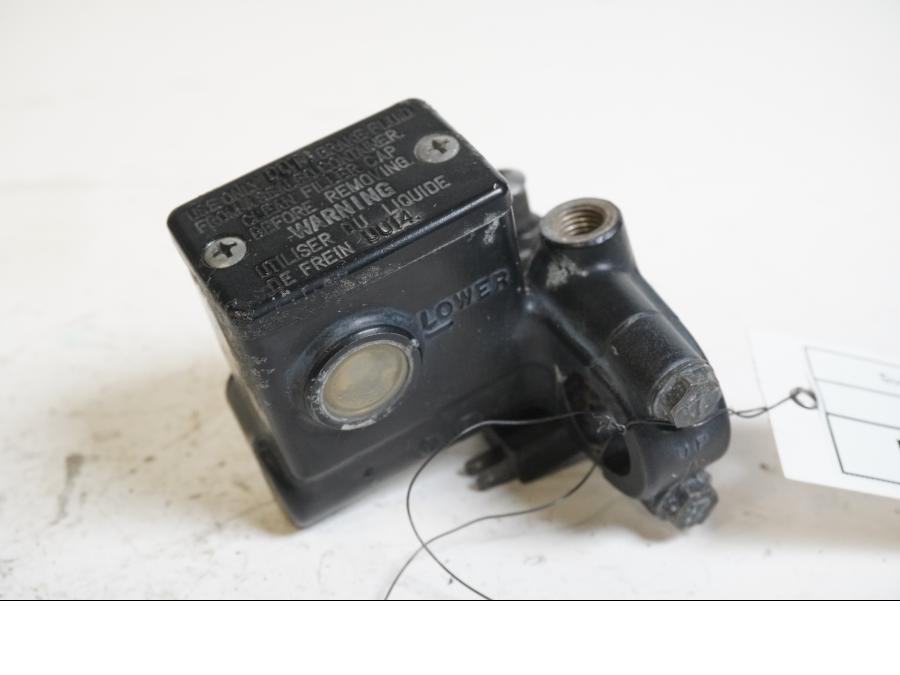 Baksidan på Bromshuvudcylinder från en Suzuki DR 650 -1991 motorcykel.