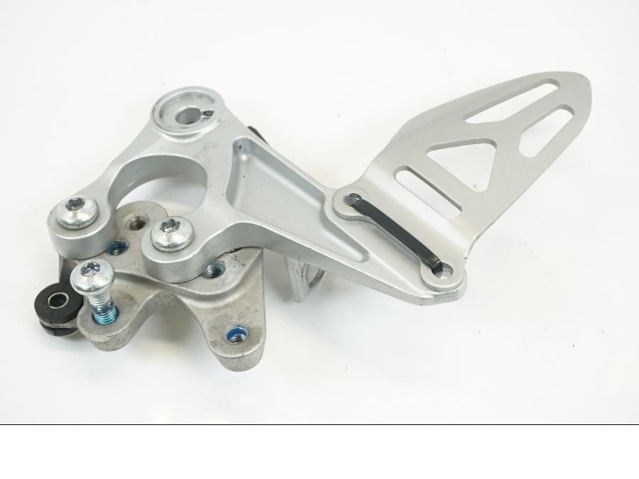 Baksidan på Fotpinnefäste från en Suzuki GSX-R 1000 -2009 motorcykel.