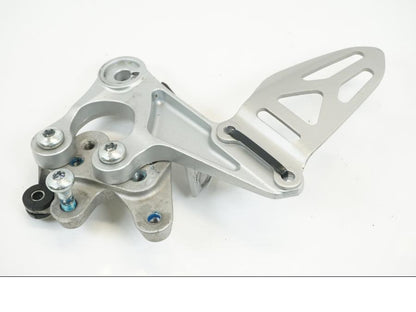 Baksidan på Fotpinnefäste från en Suzuki GSX-R 1000 -2009 motorcykel.