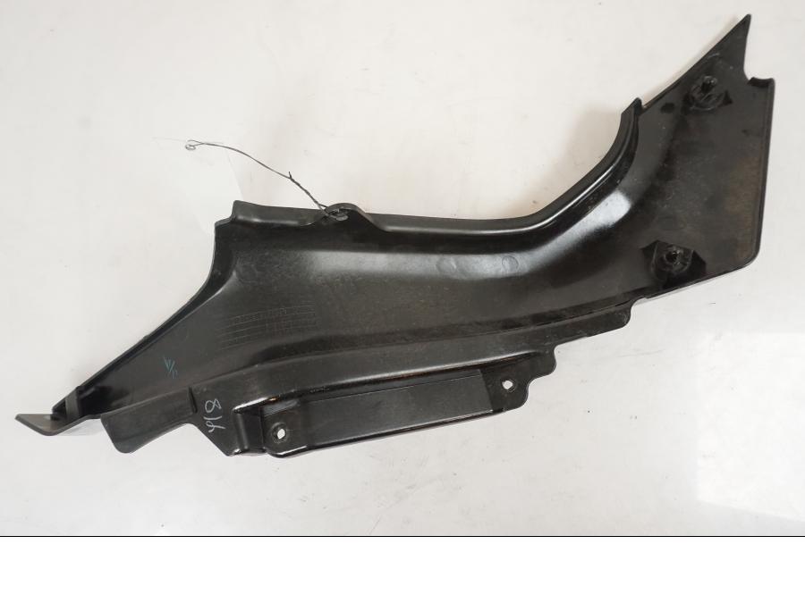 Snett nerifrån på Sidopanel från en Suzuki VZR 1800 -2009 motorcykel.