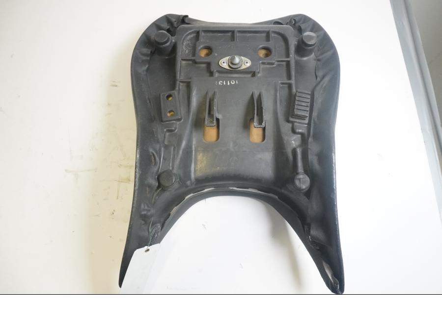 Höger sida på Sadel från en Suzuki TL 1000 S -1998 motorcykel.