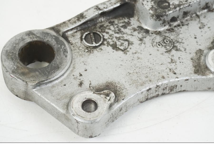 Höger sida på Bromsoksfäste från en Kawasaki Z 750 -2006 motorcykel.