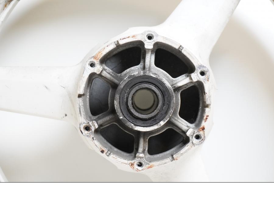 Extrabild2 på Fälg från en Yamaha YZF R6 -2000 motorcykel.