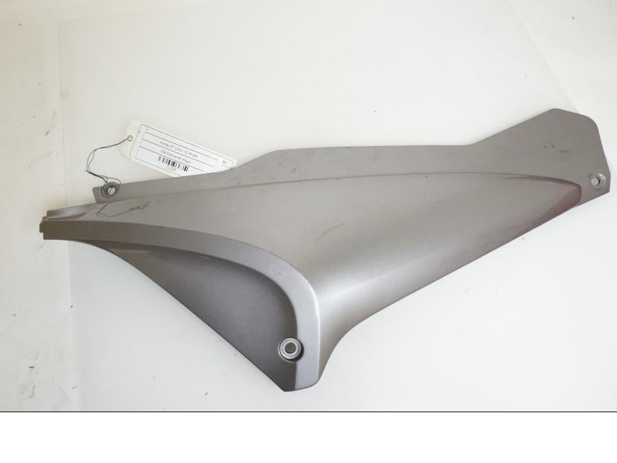 Framsidan på Sidopanel från en Honda ST 1300 -2002 motorcykel.