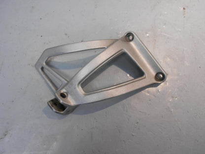 Framsidan på Fotpinnefäste från en Yamaha XTZ 750 -1994 motorcykel.