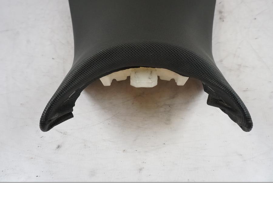 Snett nerifrån på Sadel från en Kawasaki ER-6F -2010 motorcykel.