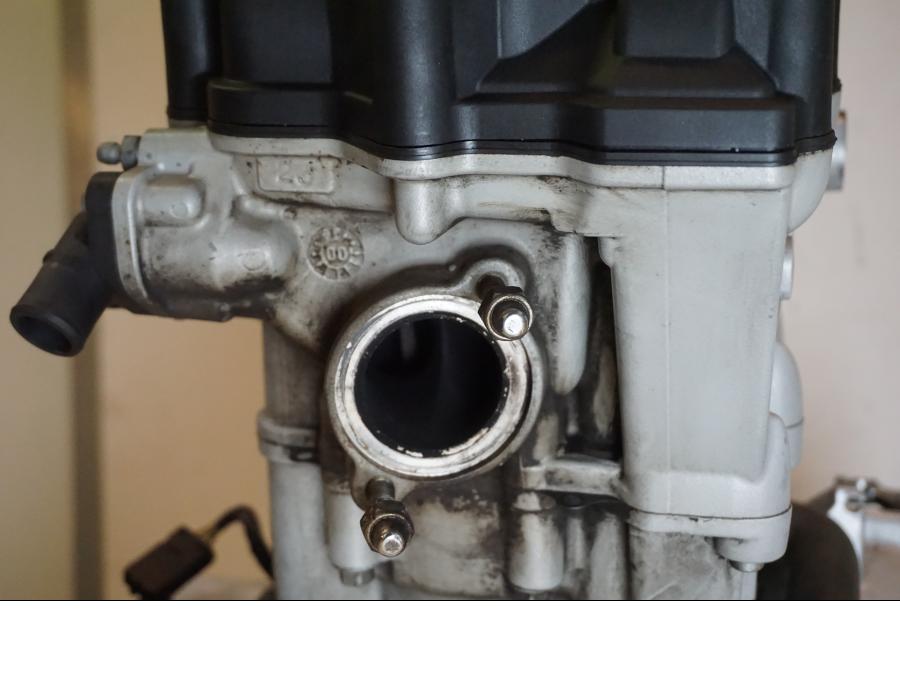 Snett uppifrån på Motor från en BMW F 650 CS -2002 motorcykel.