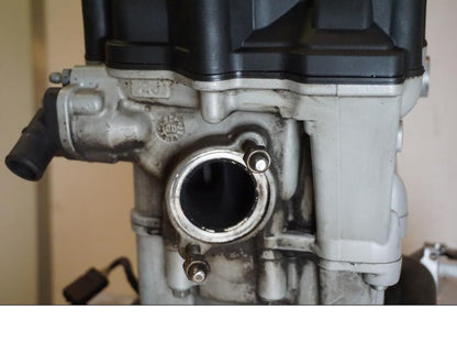 Snett uppifrån på Motor från en BMW F 650 CS -2002 motorcykel.