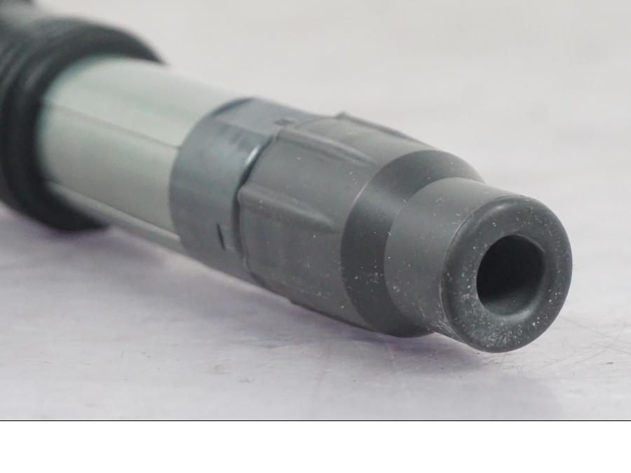 Höger sida på Tändspole från en KTM 1290 Super Duke R -2022 motorcykel.