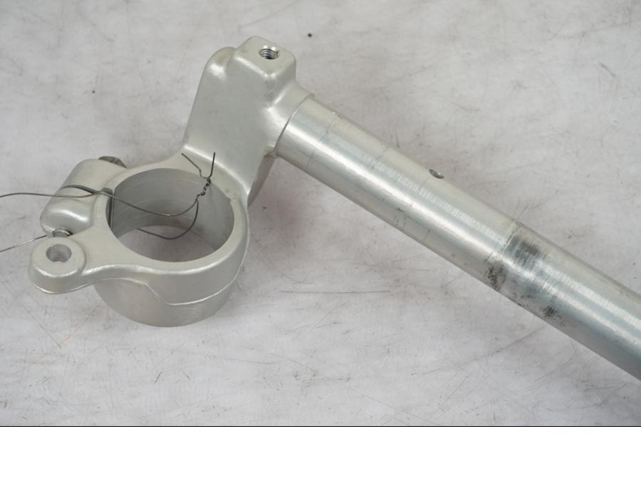 Baksidan på Styre från en Suzuki SV 650 -1999 motorcykel.