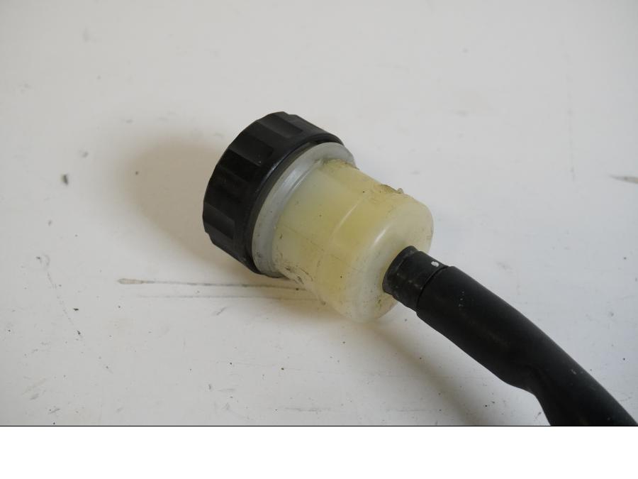 Höger sida på Bromshuvudcylinder från en Kawasaki Ninja 300 -2013 motorcykel.