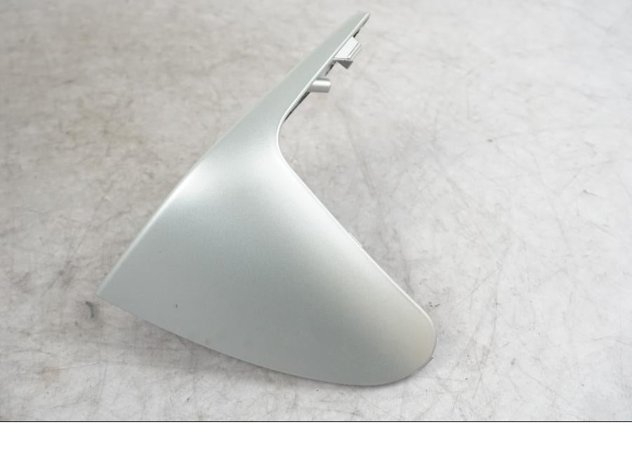 Snett nerifrån på Högtalarkåpa från en BMW K 1600 GTL -2015 motorcykel.