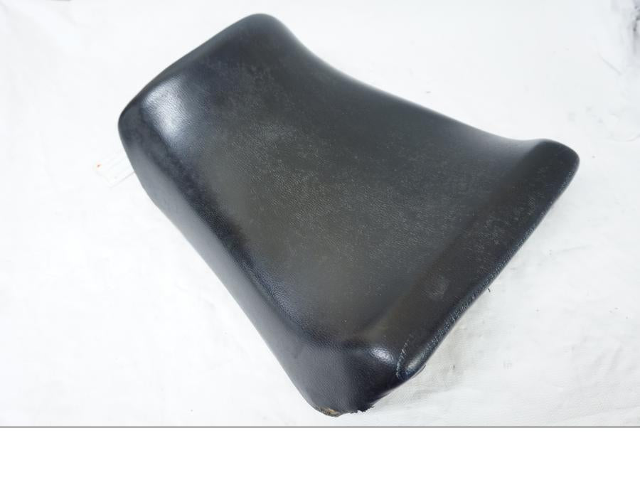 Höger sida på Sadel från en Suzuki GSX-R 750 -1985 motorcykel.