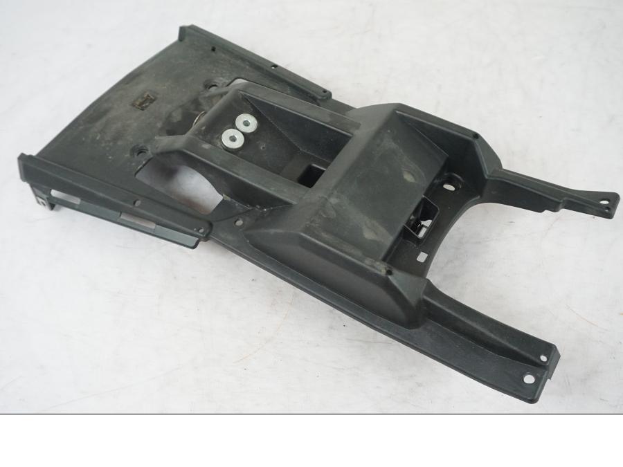 Snett nerifrån på Undertail från en Yamaha MT 125 -2017 motorcykel.