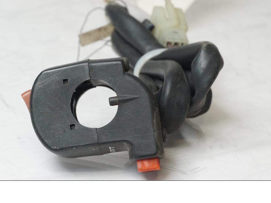 Höger sida på <p>Styrelreglage höger till Honda XL 600 V PD06 1987.</p>

<p>Mindre skada på gummi skyddet se bild.</p> motorcykel.