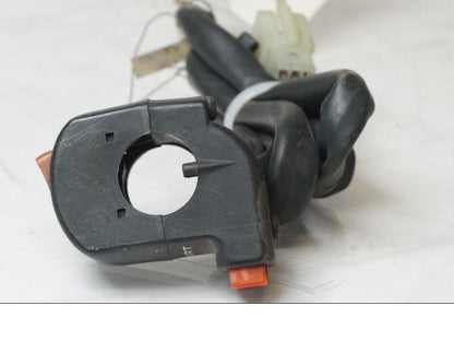 Höger sida på <p>Styrelreglage höger till Honda XL 600 V PD06 1987.</p>

<p>Mindre skada på gummi skyddet se bild.</p> motorcykel.