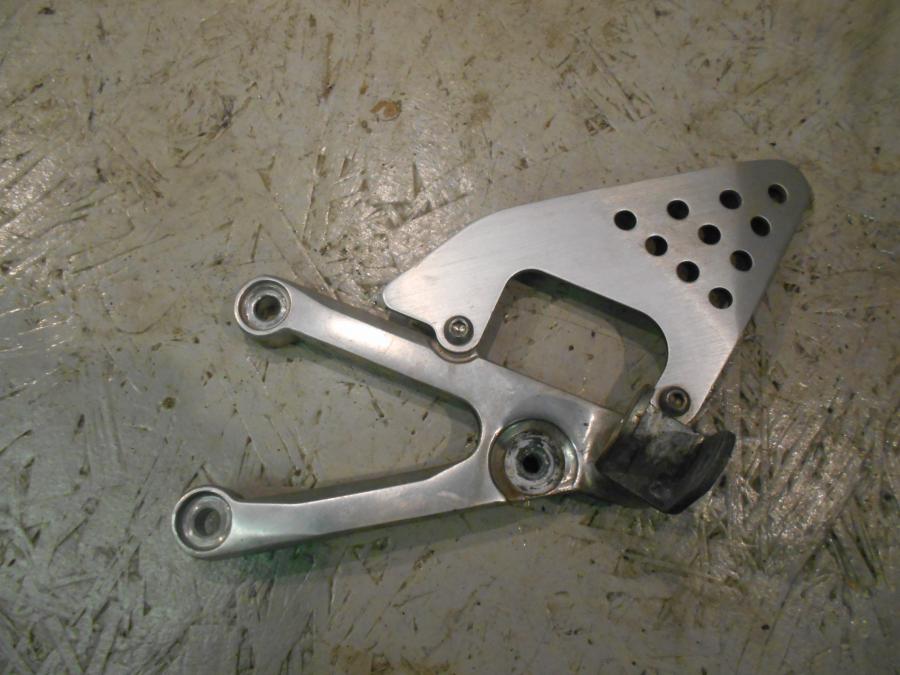 Framsidan på Fotpinnefäste från en Yamaha YZF R6 -2000 motorcykel.