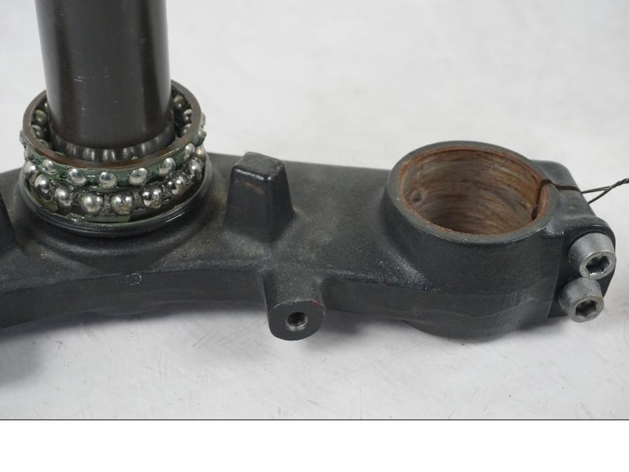 Snett nerifrån på Gaffelkrona från en Kawasaki ER-6N ABS -2010 motorcykel.
