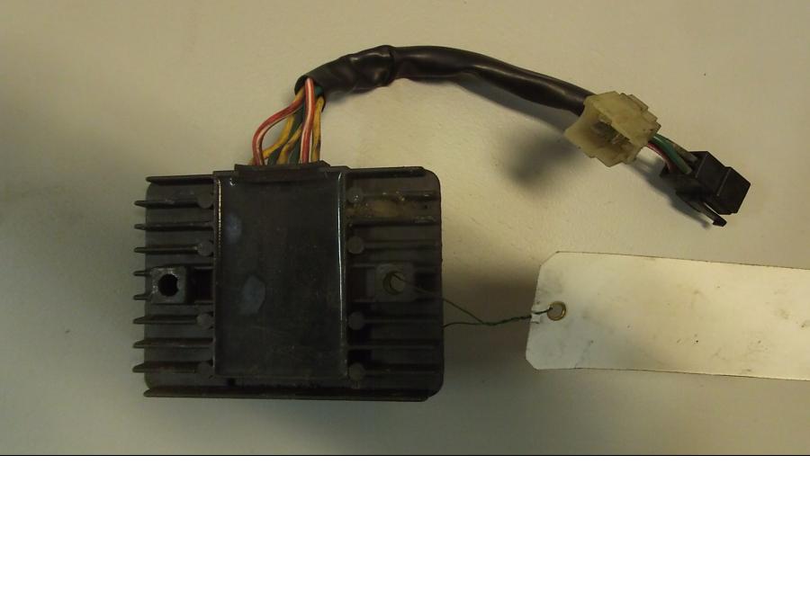 Baksidan på Likriktare från en Ducati Monster 1100 EVO ABS -2012 motorcykel.