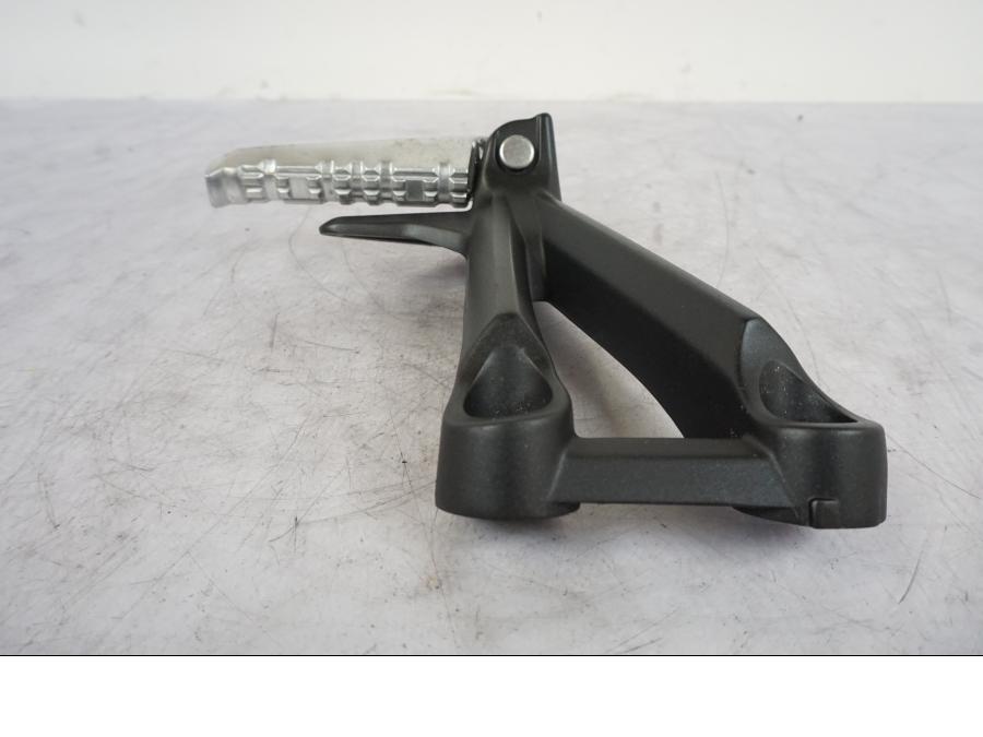 Vänster sida på Fotpinne från en Yamaha MT-09 -2020 motorcykel.