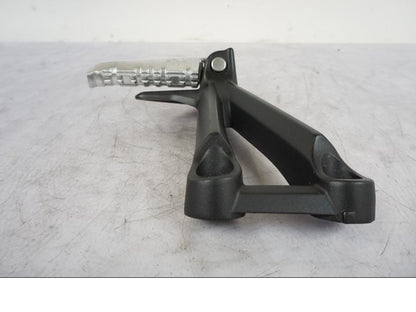 Vänster sida på Fotpinne från en Yamaha MT-09 -2020 motorcykel.