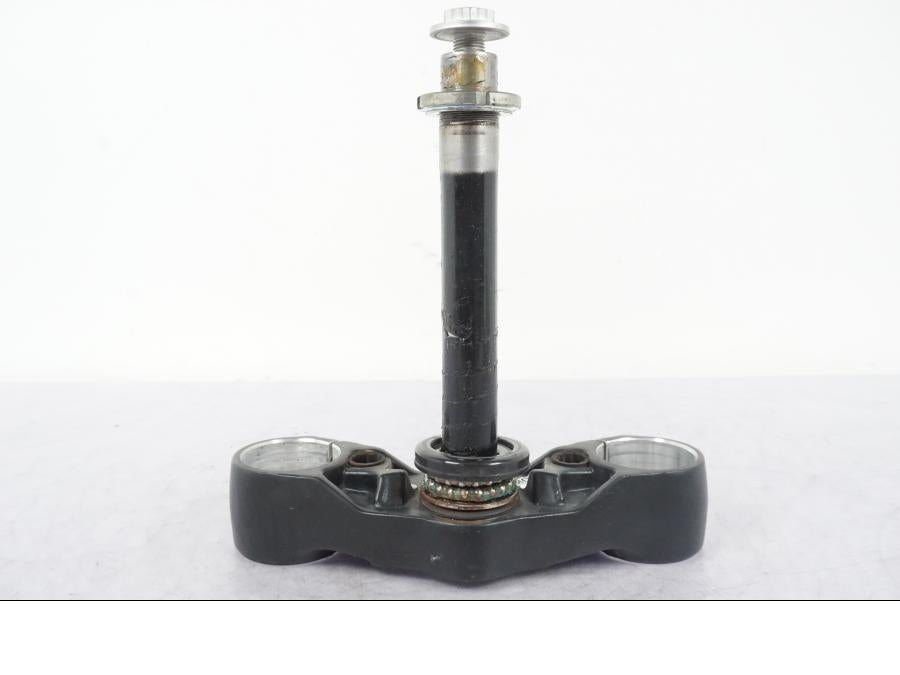 Snett nerifrån på Gaffelkrona från en KTM 390 Duke -2018 motorcykel.