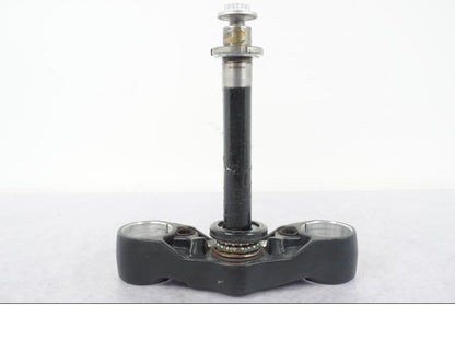 Snett nerifrån på Gaffelkrona från en KTM 390 Duke -2018 motorcykel.