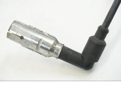 Snett nerifrån på Tändspole från en BMW F 650 GS -2000 motorcykel.