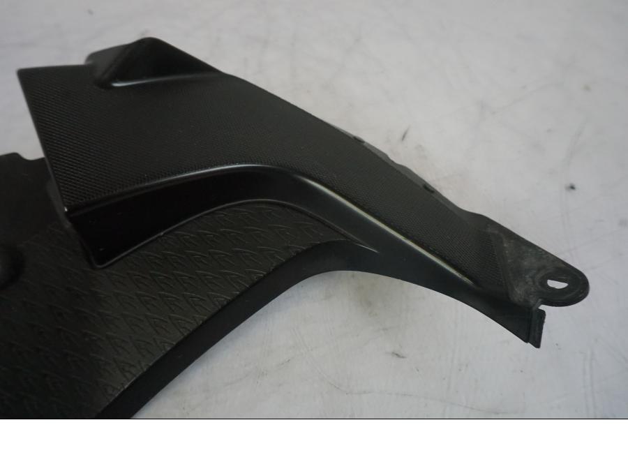 Höger sida på Instrumentkåpa från en Kawasaki ER-6F -2010 motorcykel.