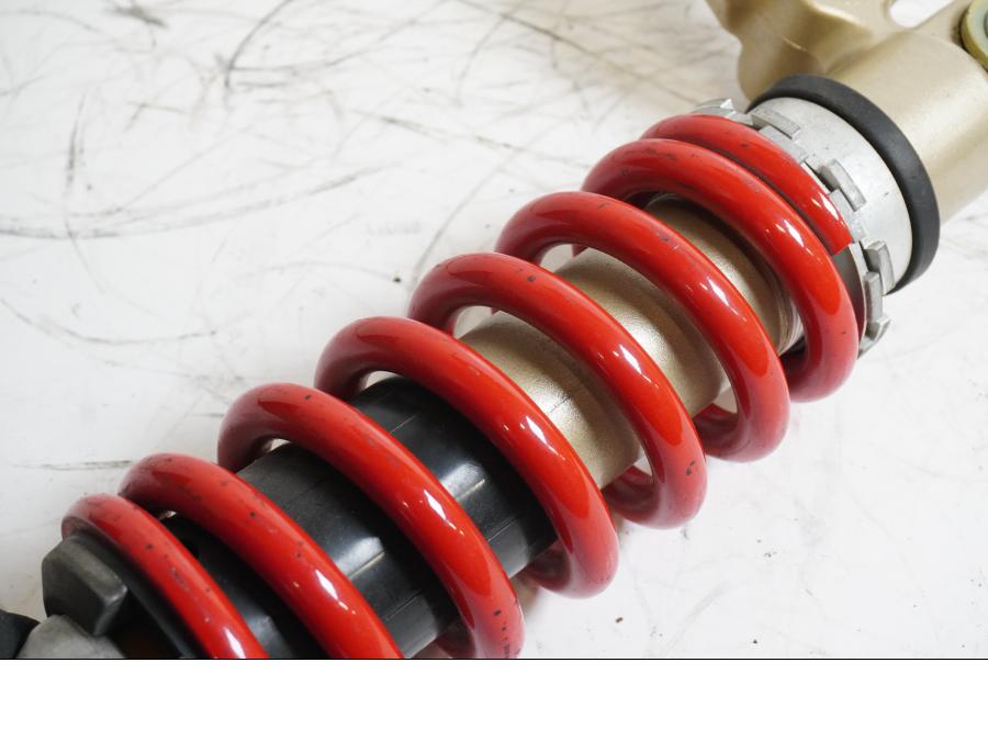 Snett nerifrån på Stötdämpare från en Kawasaki ZX-12R -2001 motorcykel.