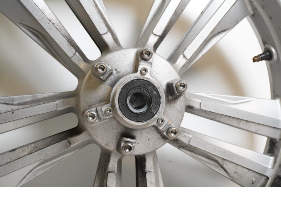 Baksidan på Fälg från en Honda CTX 1300 -2014 motorcykel.