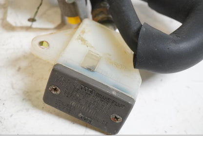 Baksidan på Bromshuvudcylinder från en Suzuki SV 650 -2002 motorcykel.