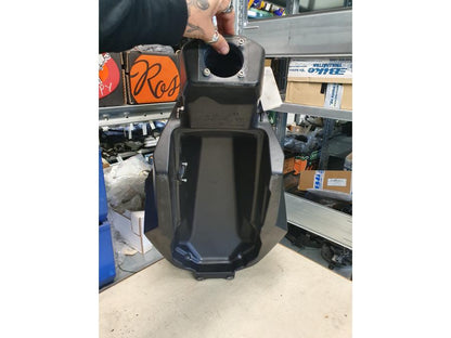 Snett uppifrån på Bensintank från en KTM RC8 -2009 motorcykel.