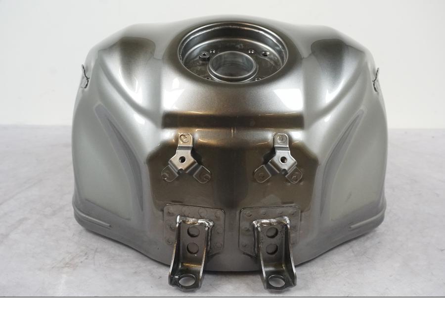 Vänster sida på Bensintank från en Kawasaki Z 900 -2023 motorcykel.